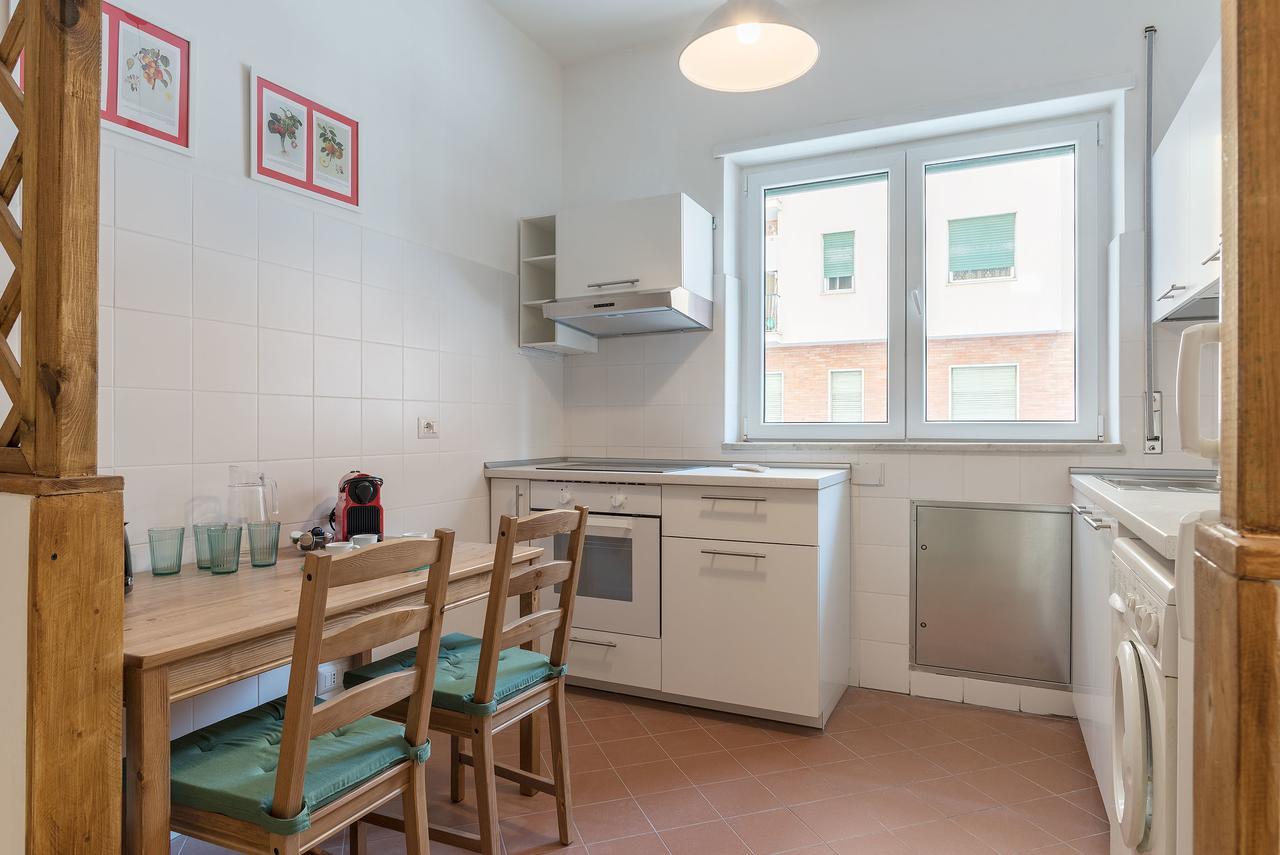 Red & White Vatican Apartment Рим Екстериор снимка